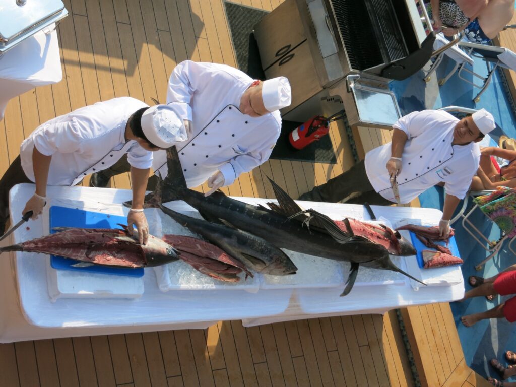 Köche zerlegen Fische auf Kreuzfahrtschiff