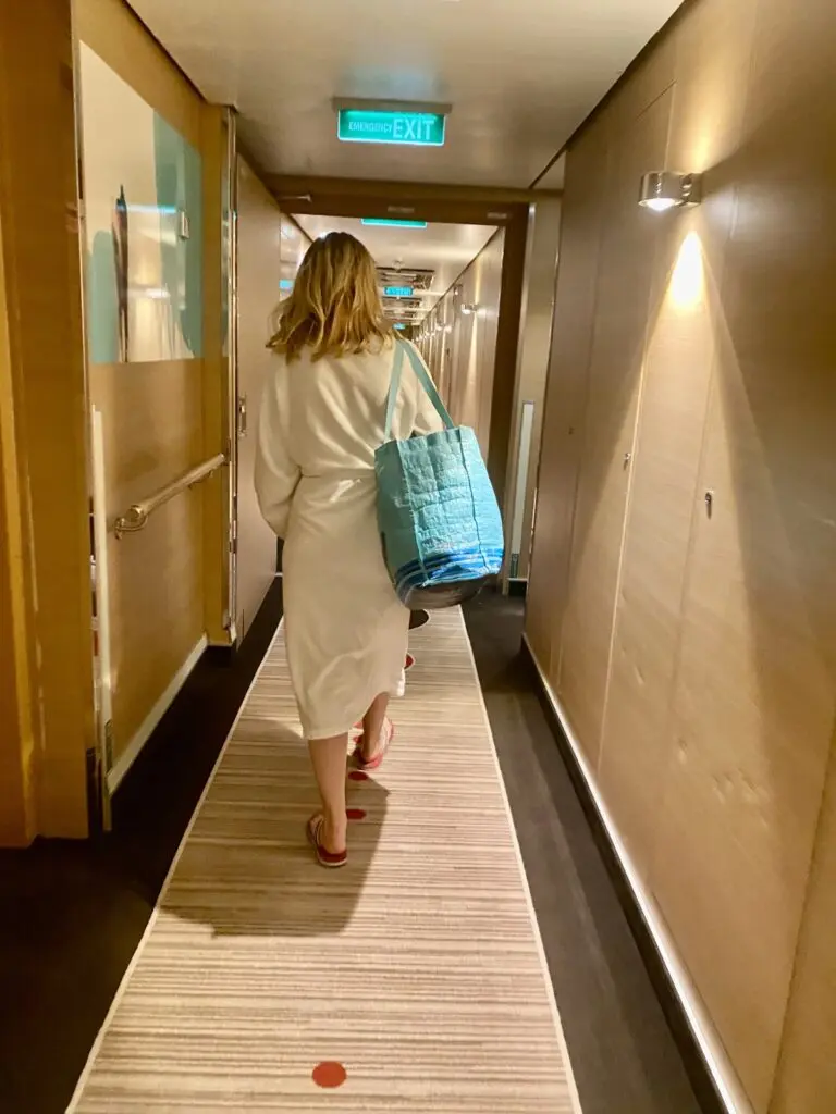 Frau im Bademantel auf Kreuzfahrtschiff