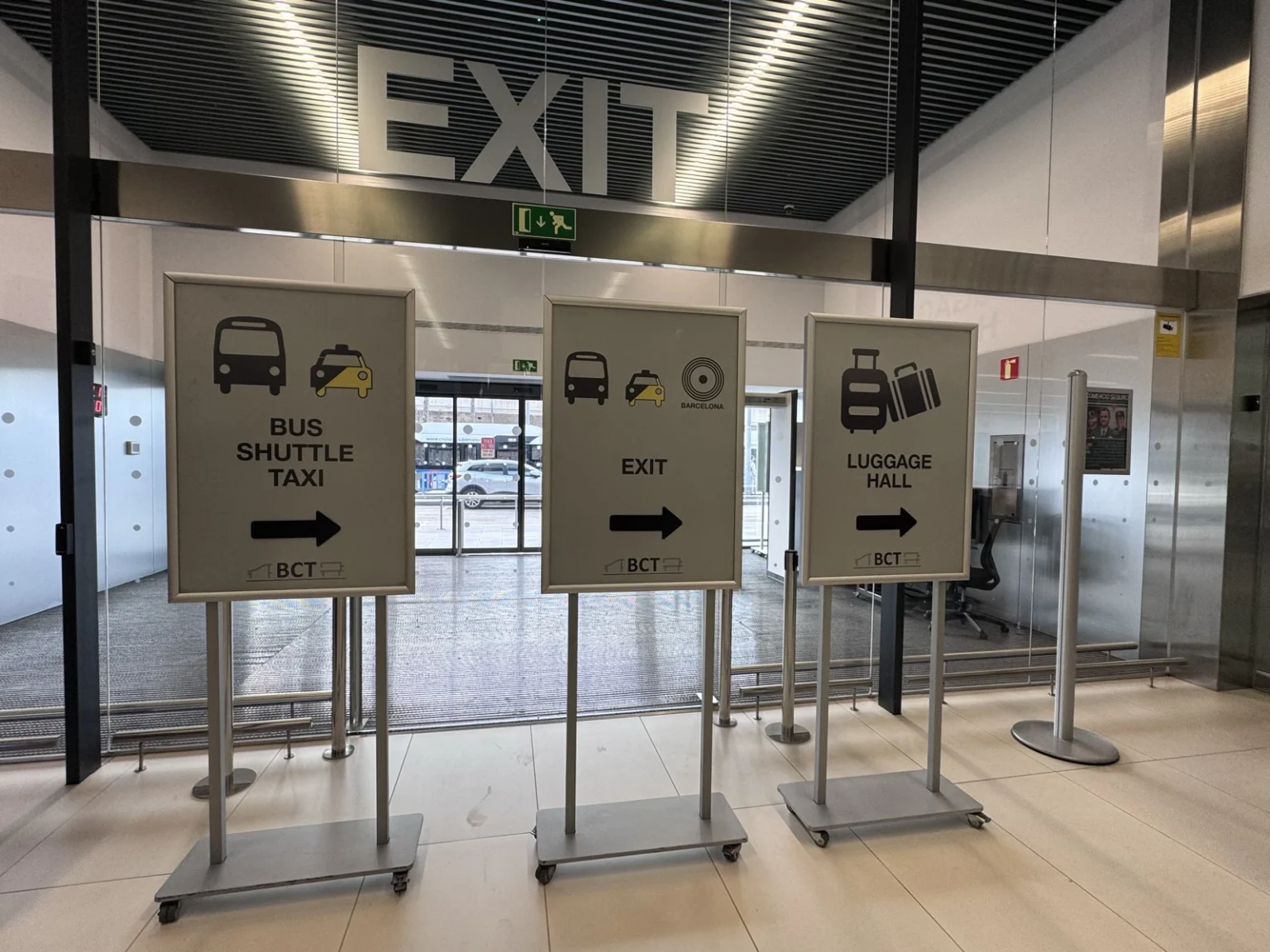 Wegweiser im Kreuzfahrtterminal Barcelona