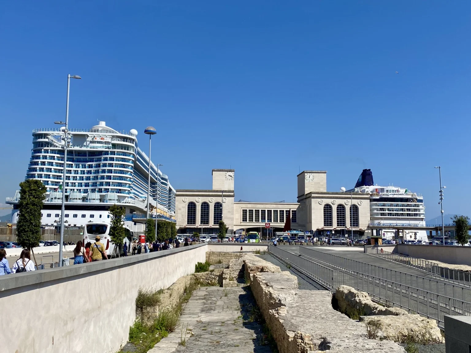Costa am Hafen von Neapel