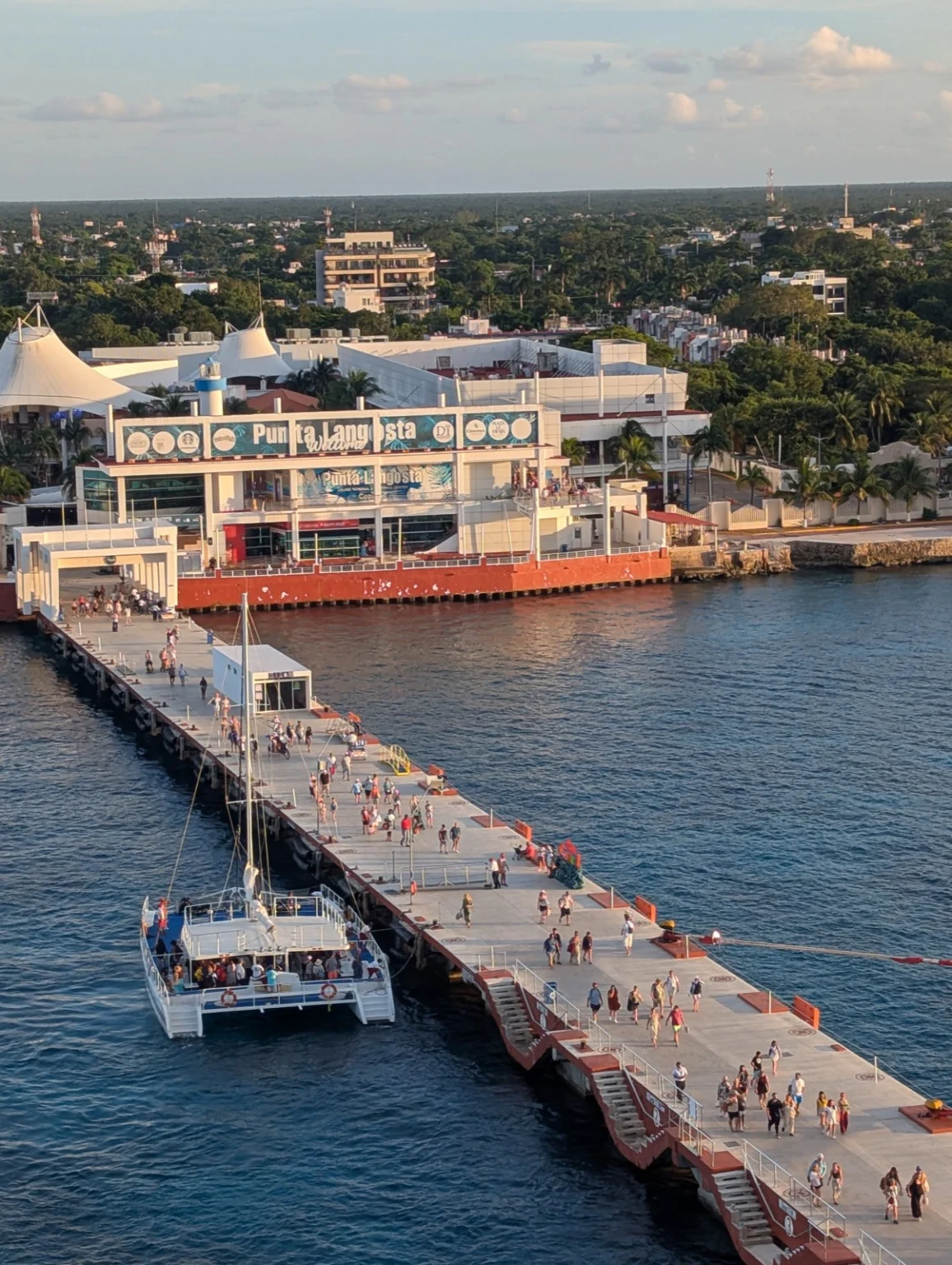 Ausflugsboot am Hafen Punta Langosta