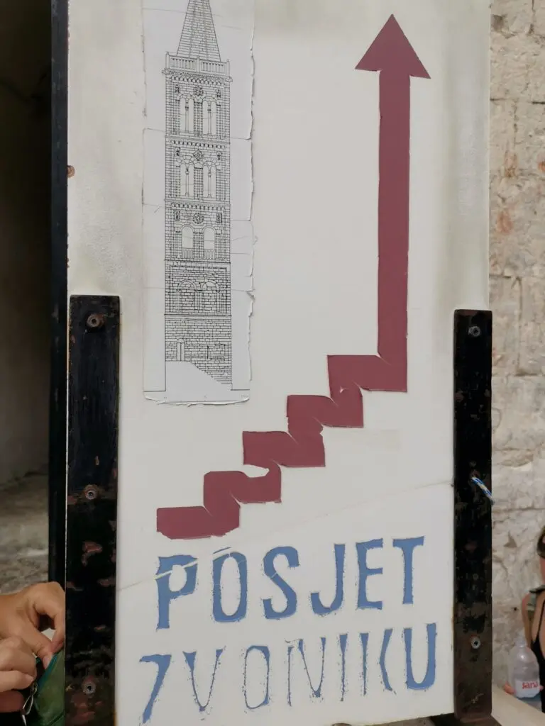 Schild zum Bell Tower Glockenturm in Zadar