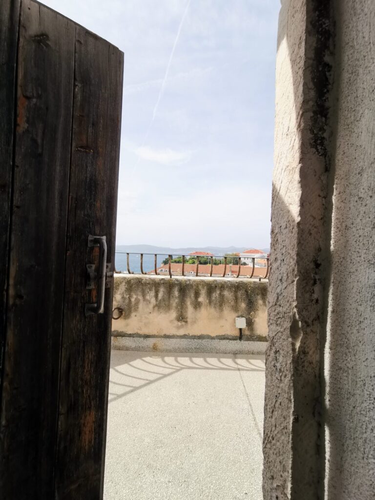Ausgang zur Aussichtsplattform im Captain's tower in Zadar