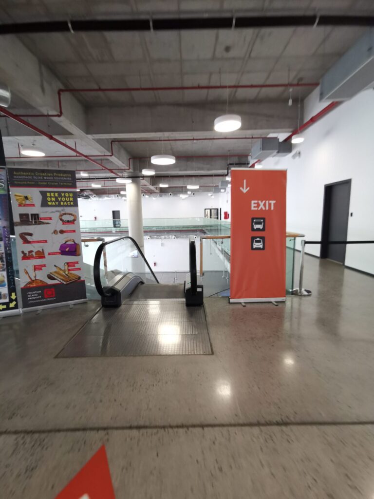 Kreuzfahrtterminal mit Rolltreppe in Zadar