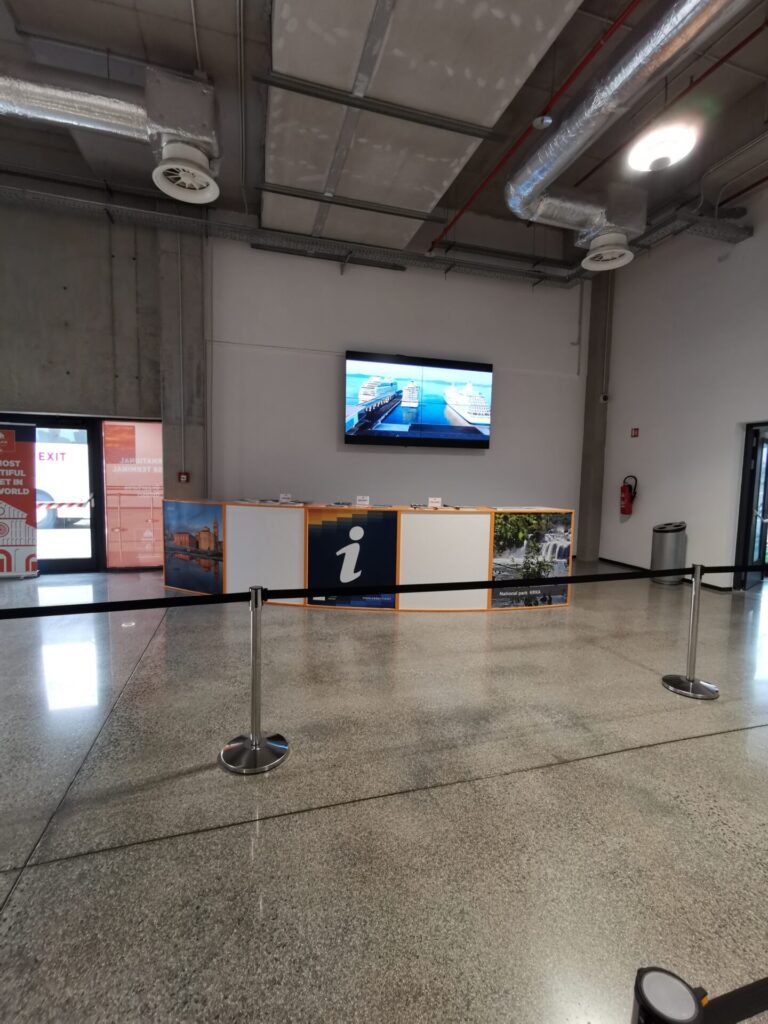 Kreuzfahrtterminal mit Touristeninformation in Zadar