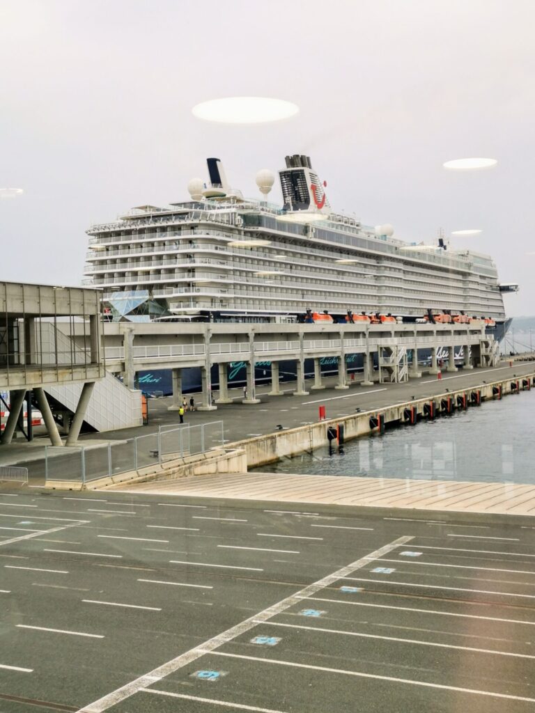 Mein Schiff an Hafen von Zadar