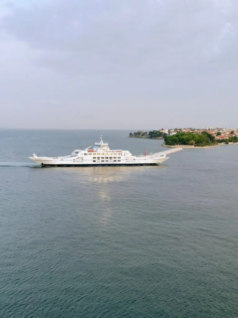Hafen von Zadar mit Fähre