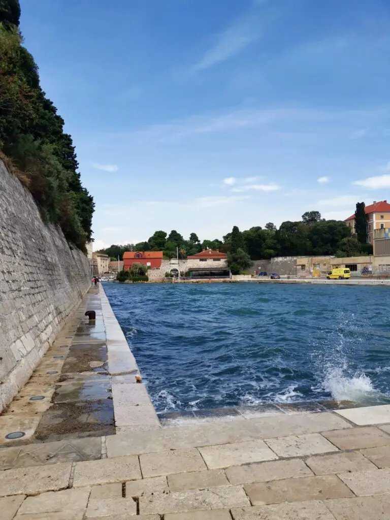 Kleine Hafenbucht an der Promenade von Zadar