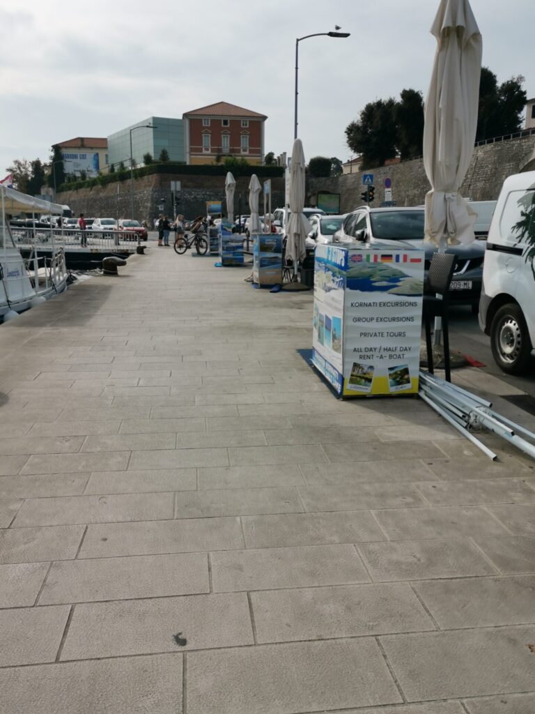 Promenade von Zadar mit Verkaufsständen