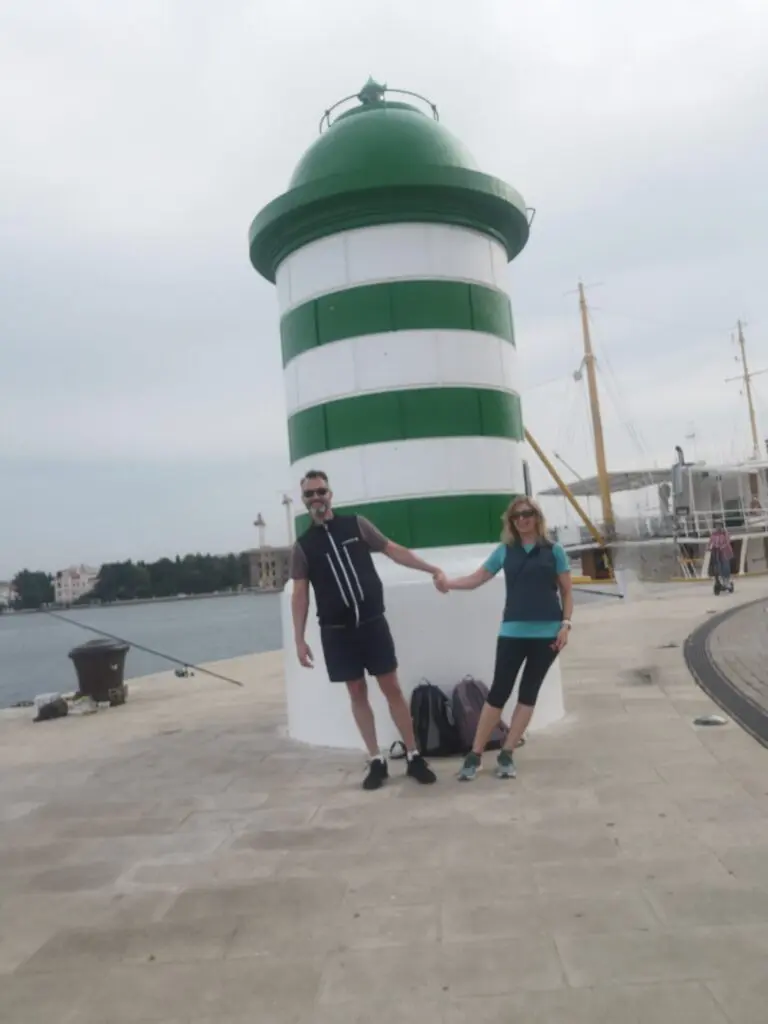 Grün weißer Turm Lanterna in Zadar
