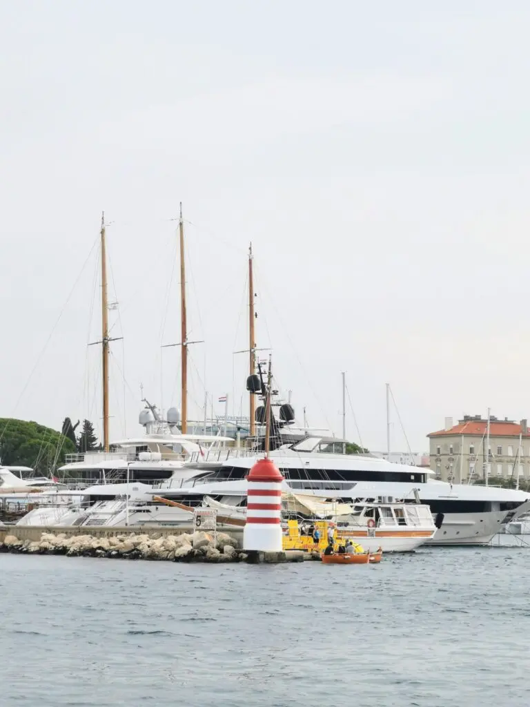 Yachten und kleiner Leuchttur in Zadar