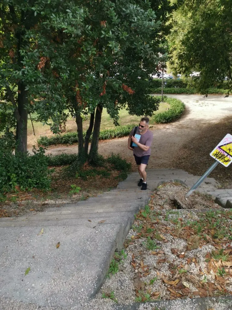 Weg mit Mann im Park Zadar