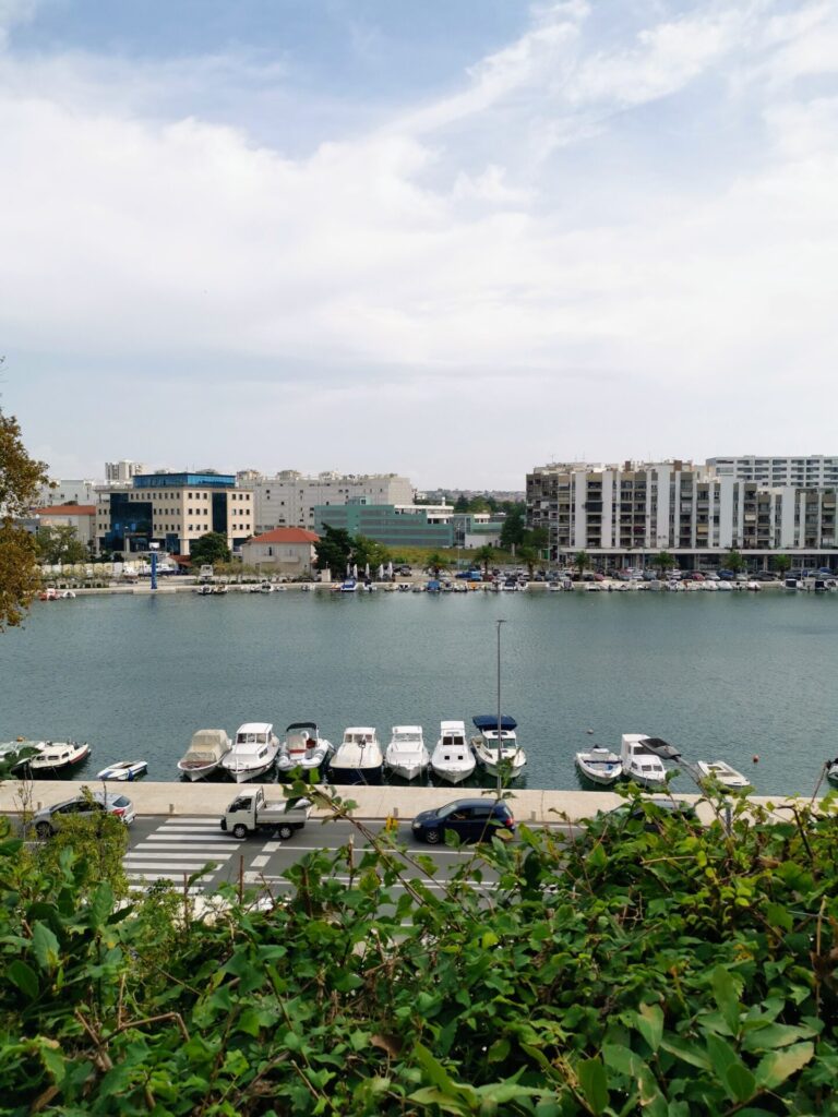 Blick auf Boote vom Park Zadar