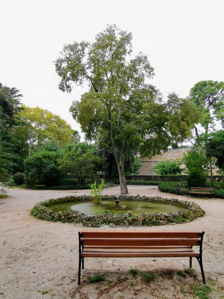 Weg und Bank im Park Zadar