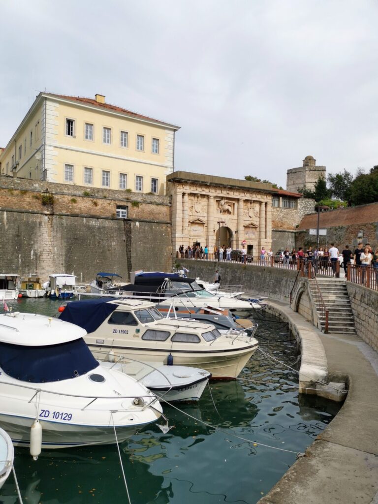 Blick auf Yachthafen Foca und Stadttor Land Gate in Zadar