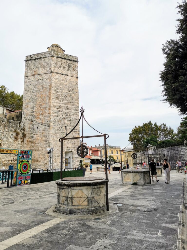 Platz der fünf Brunnen in Zadar und Captain Tower