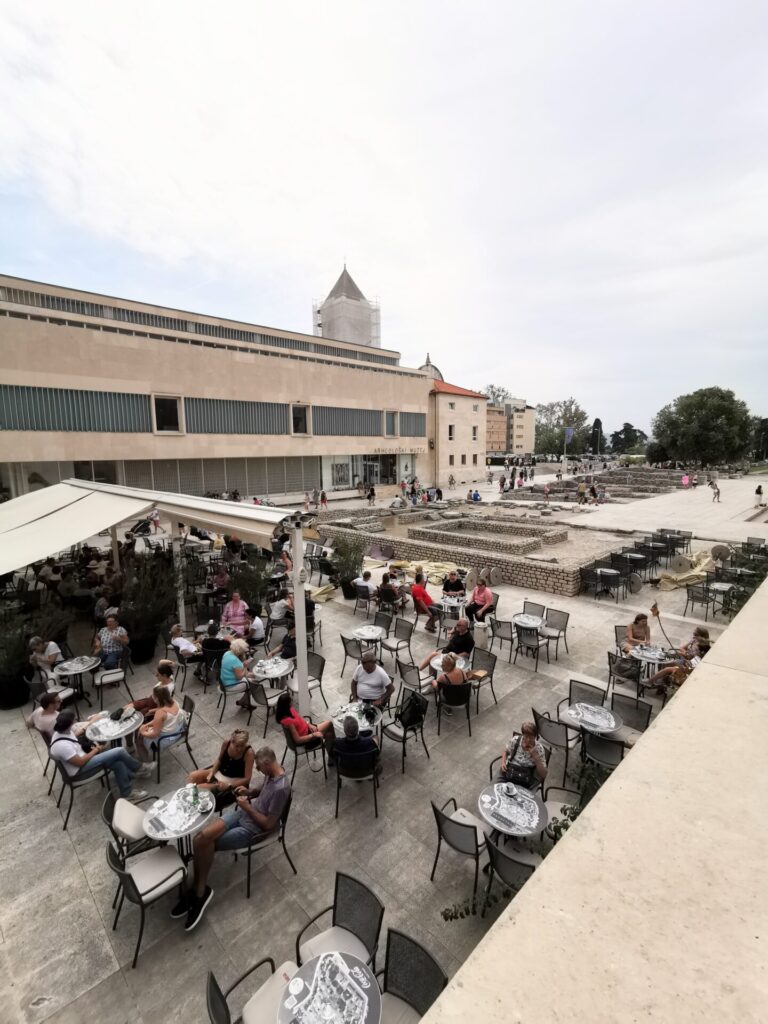 Café am Römisches Forum in Zadar