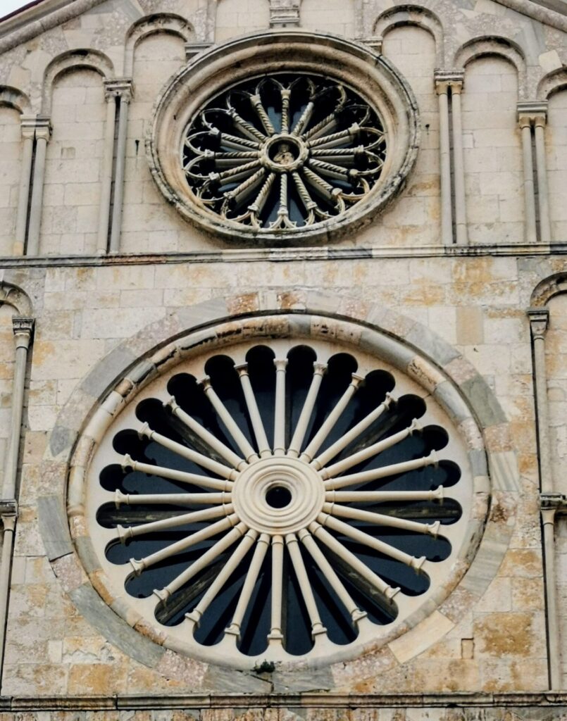 Rundes Fenster der Kathedrale St. Anastasia in Zadar
