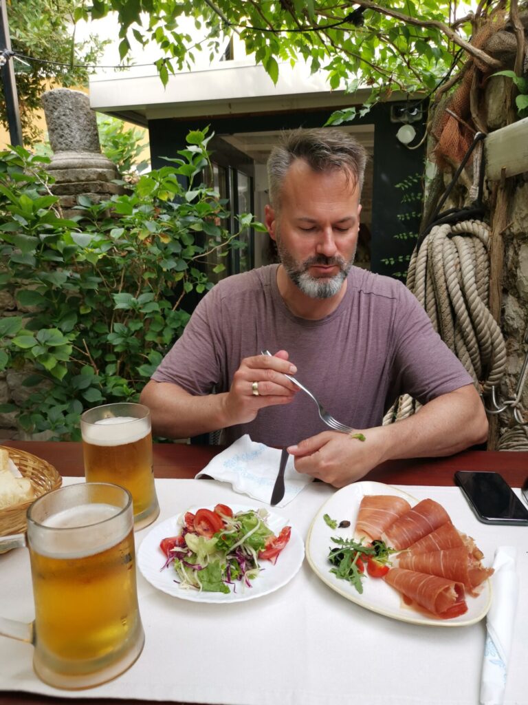 Mann beim Essen in Zadar