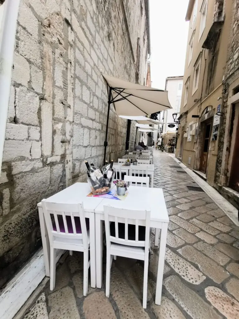 Tische und Stühle in einer Gasse in Zadar