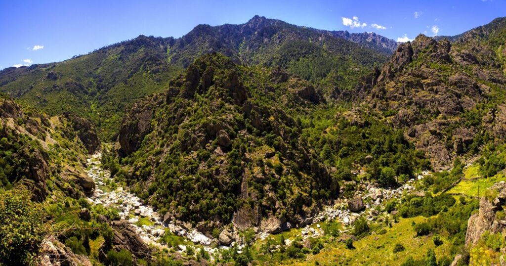 Ajaccio grünes Tal und Berge
