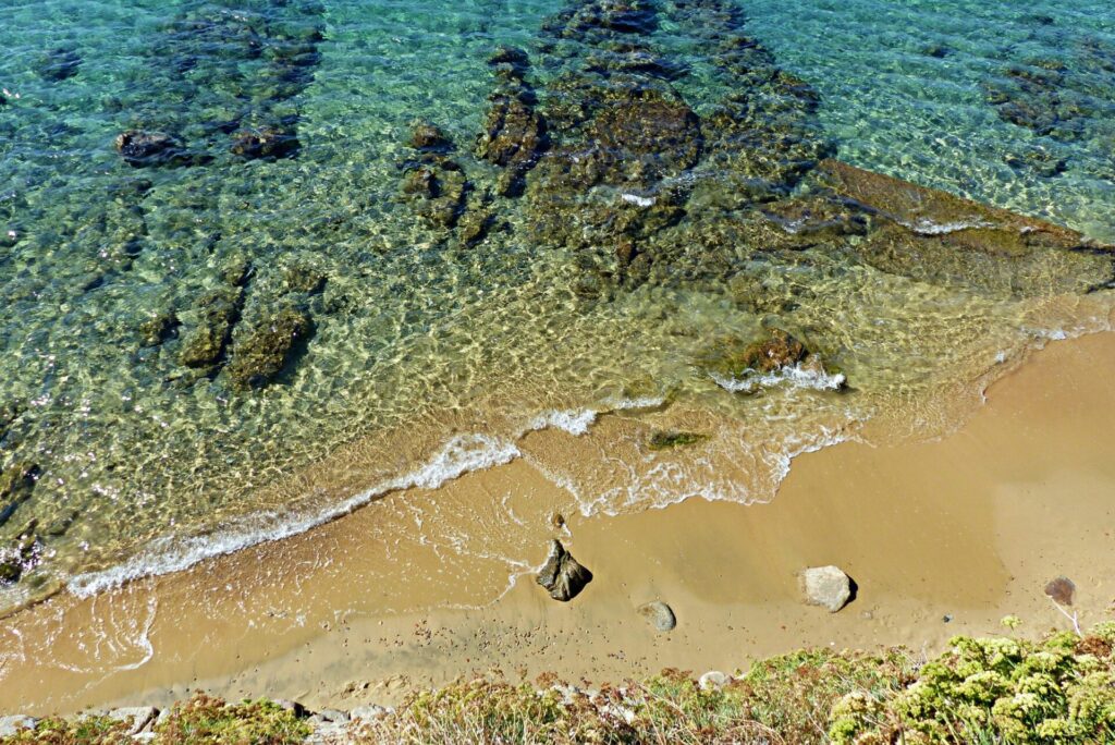 Steinige Küste mit türkisem Meer in Ajaccio 