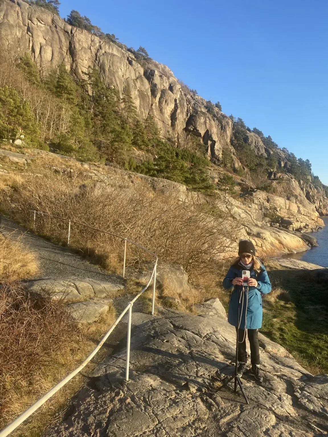 Frau auf Wanderweg Odderoya in Kristiansand