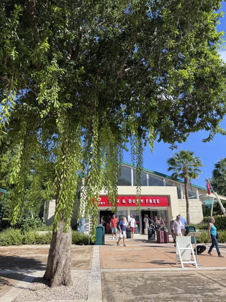Duty-free-Shop am Kreuzfahrthafen La Roman 