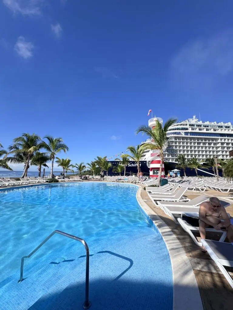 Kreuzfahrthafen La Roman mit Pool