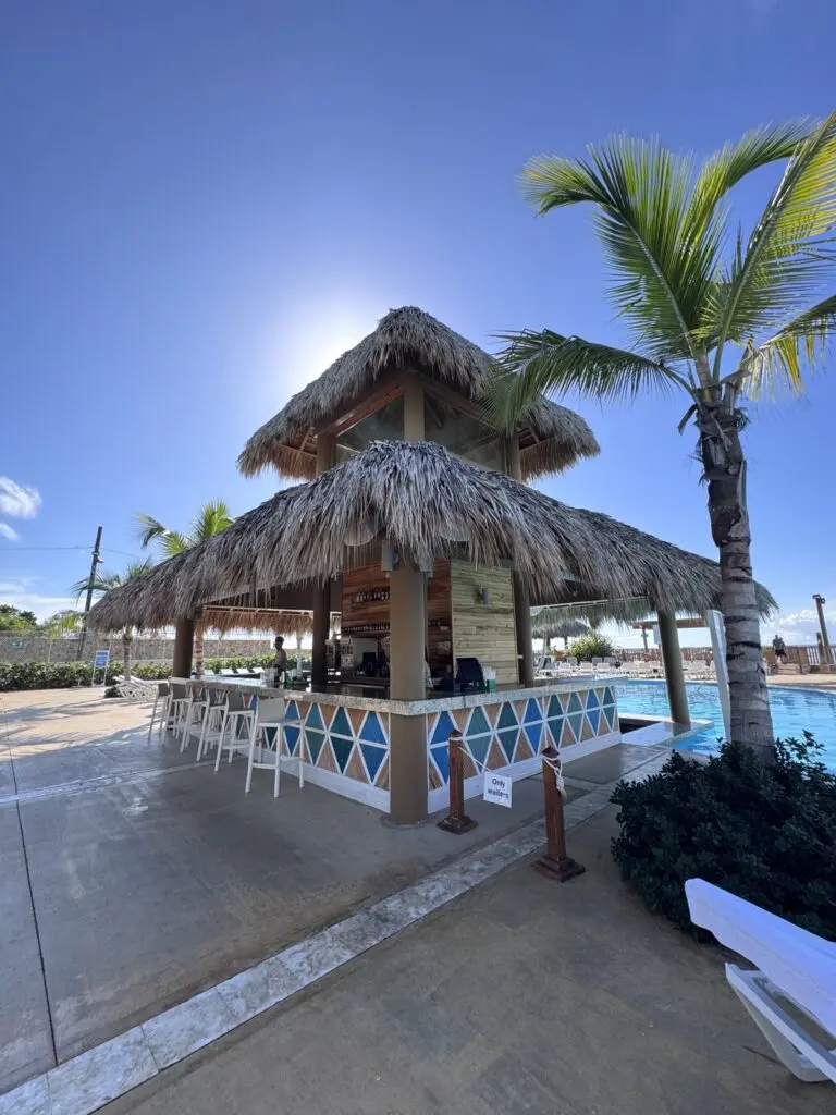 Poolbar am Kreuzfahrthafen La Roman