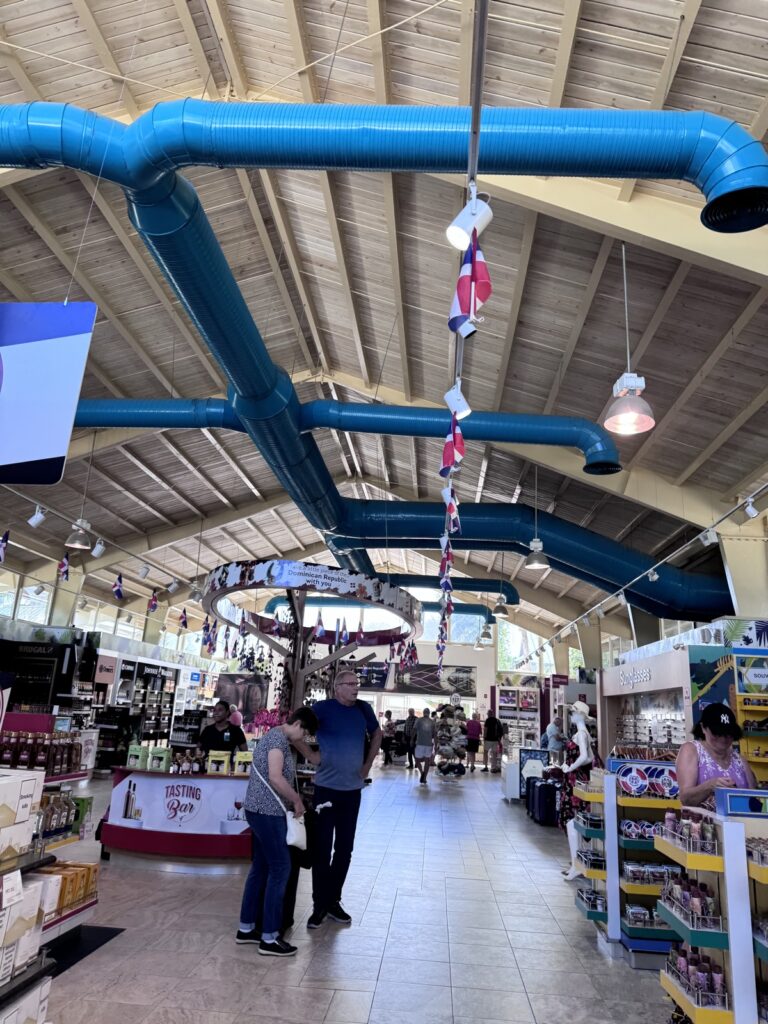 Duty-free-Shop am Kreuzfahrthafen La Roman 