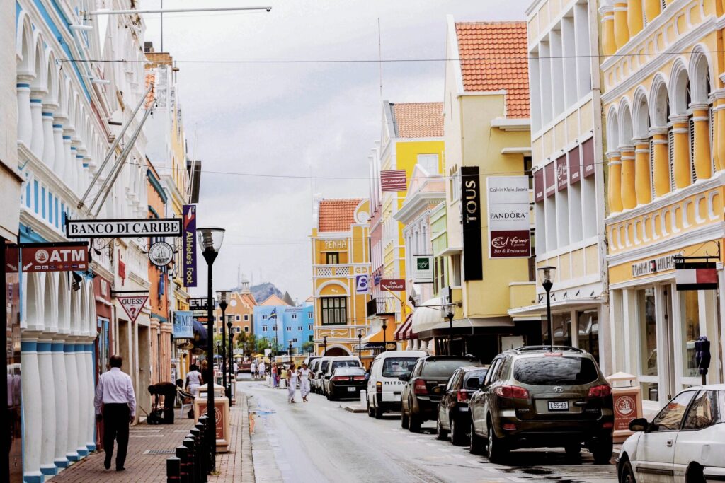 Bunte Einkaufs-Straße in Willemstad auf Curacao