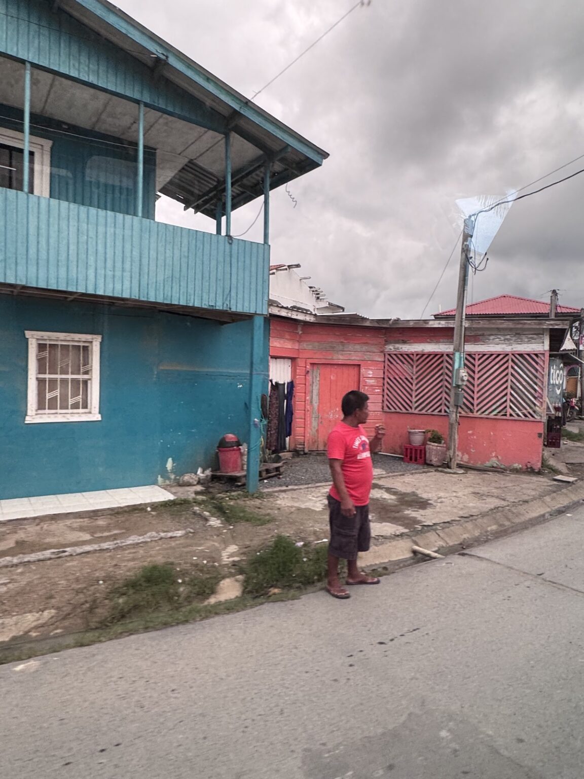 Grünes Holzhaus mit Mann in Roatan Honduras