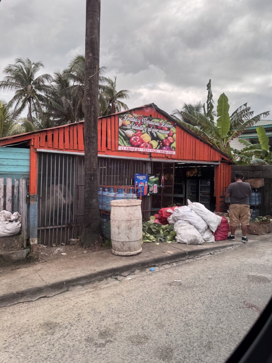 Rotes Holzhaus mit Müll in Roatan