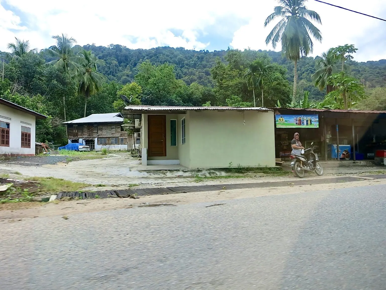 Kleine Hütte neben Straße in Langkawi