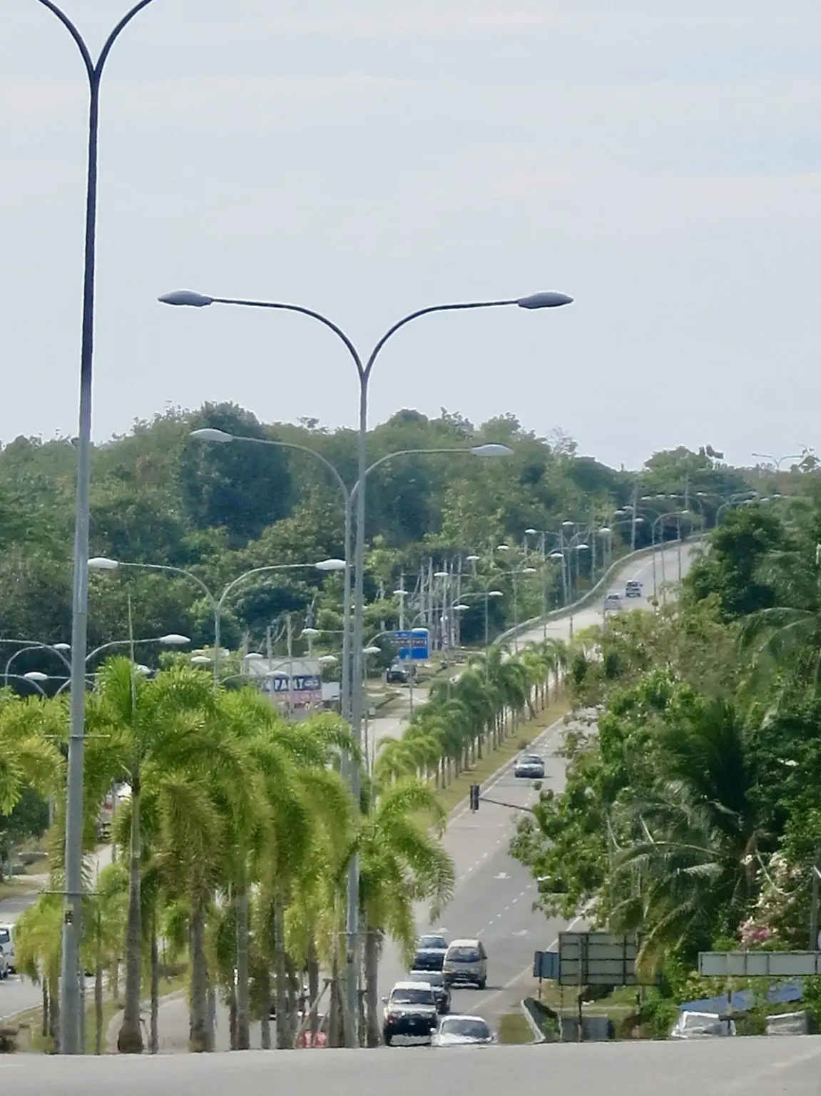 Straße mit Autos auf Langkawi