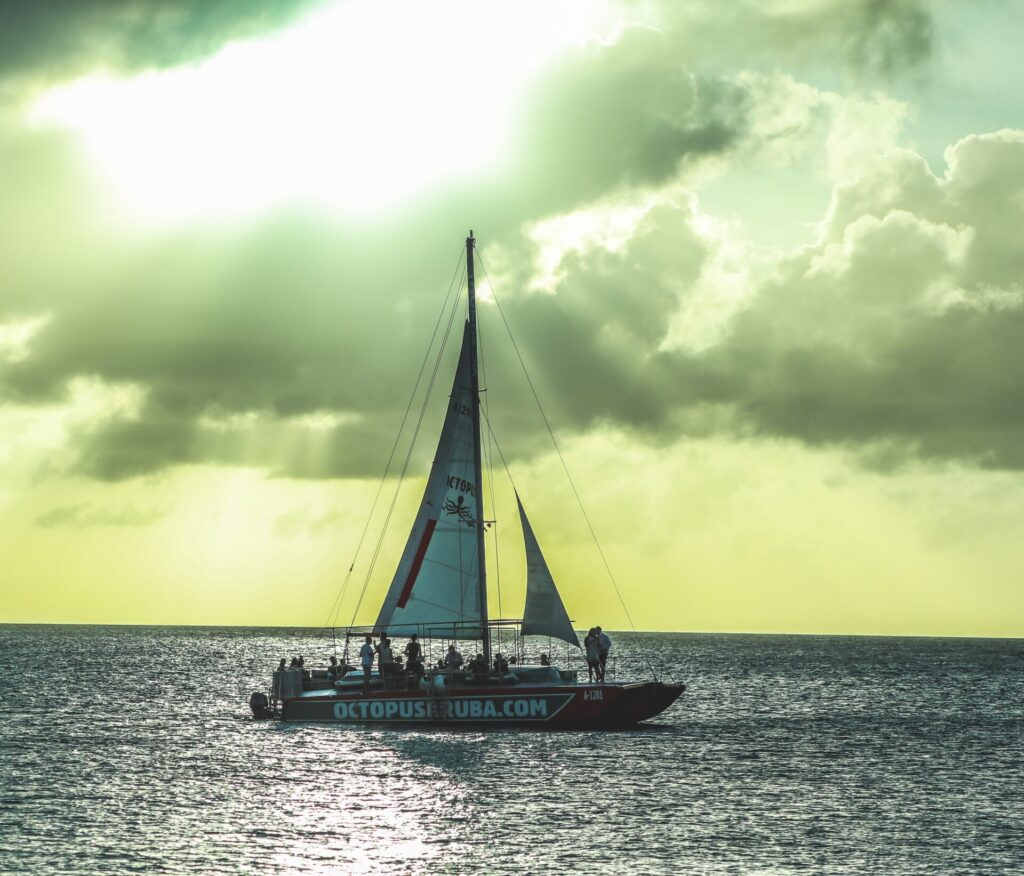 Segelschiff in Meer auf Aruba 