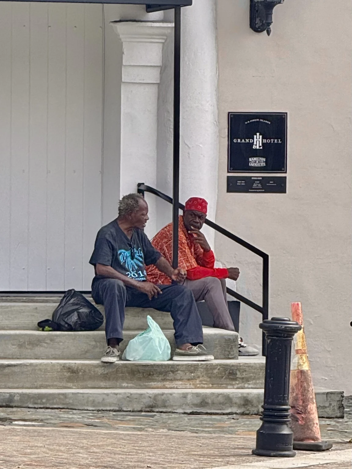 Männer auf Treppe in St. Thomas