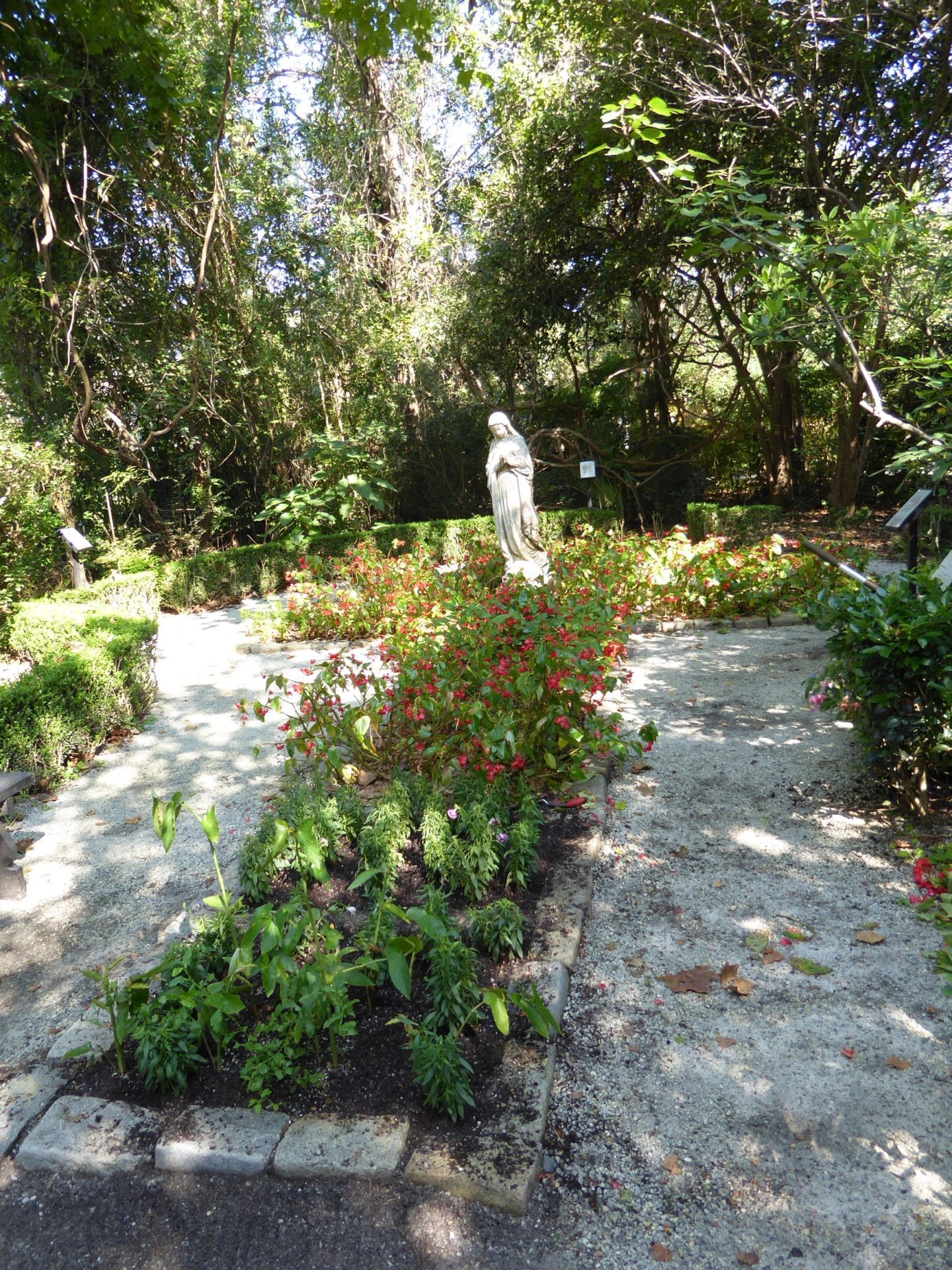 Rosenbeet mit Figur im Charleston Magnolia Plantation & Gardens