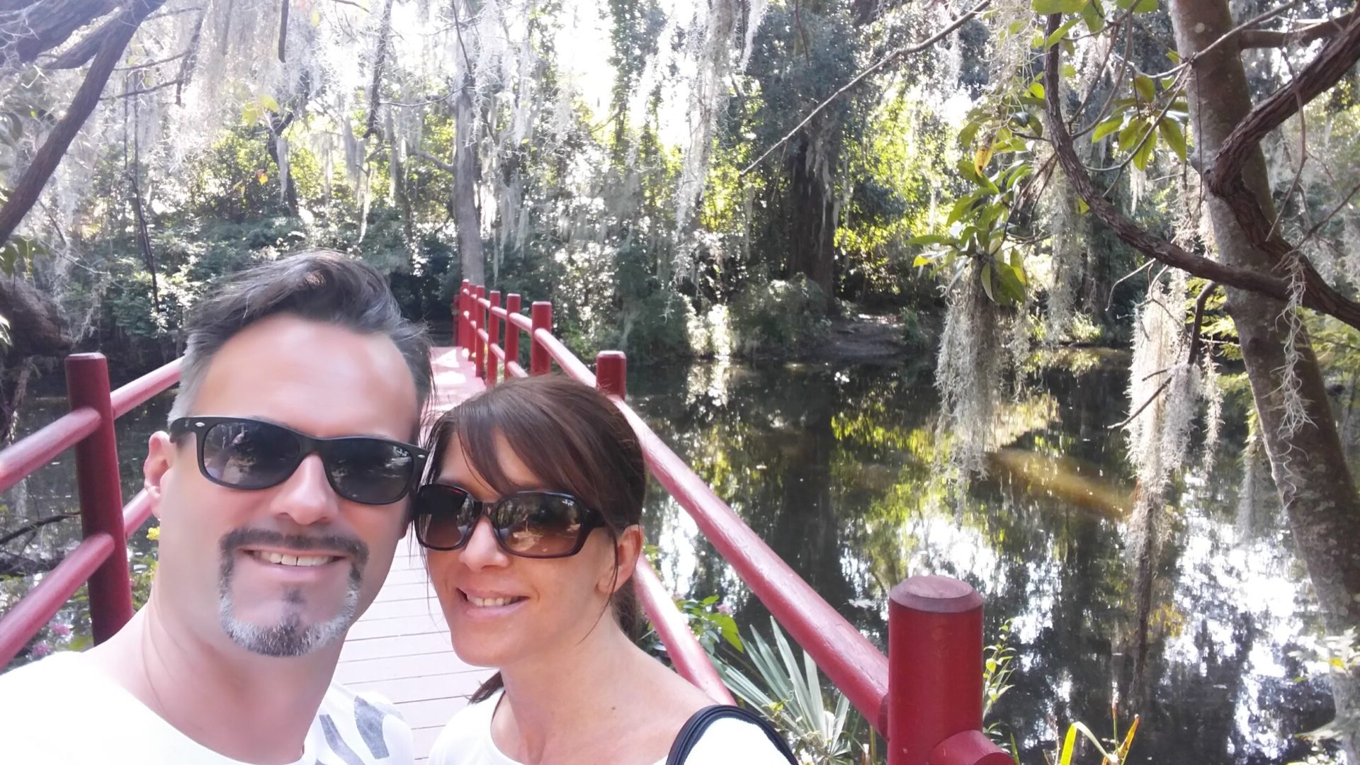 Pärchen vor roter Holzbrücke im Charleston Magnolia Plantation & Gardens