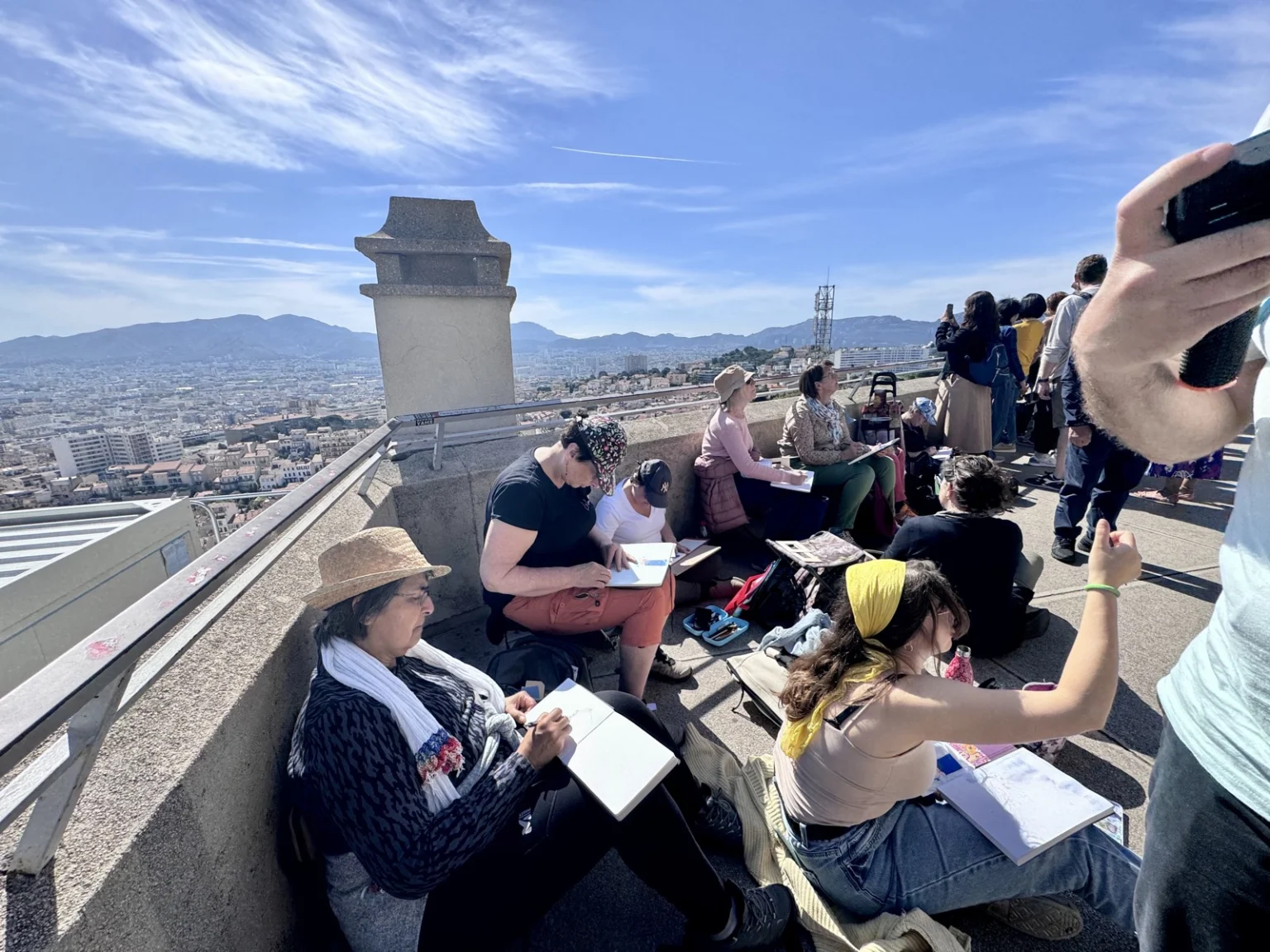 Künstler vor Notre Dame de la Garde in Marseille