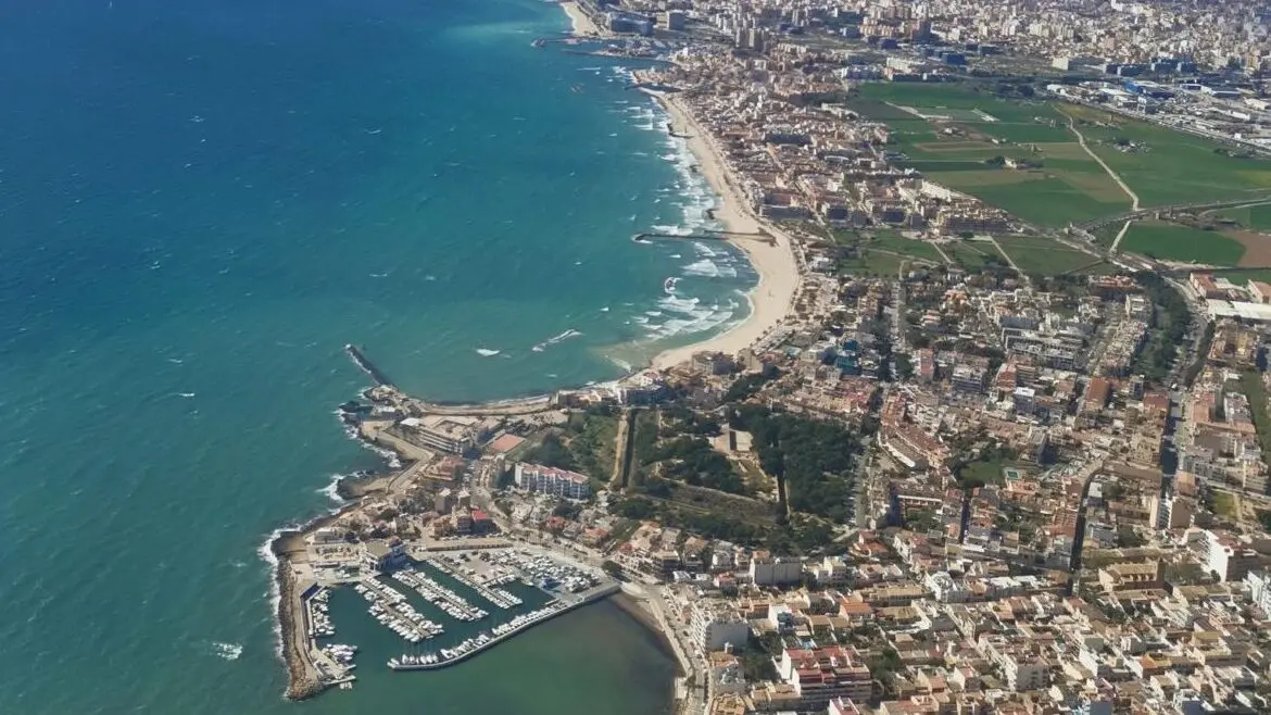 Blick aus Flugzeug auf Mallorca Küste und Meer