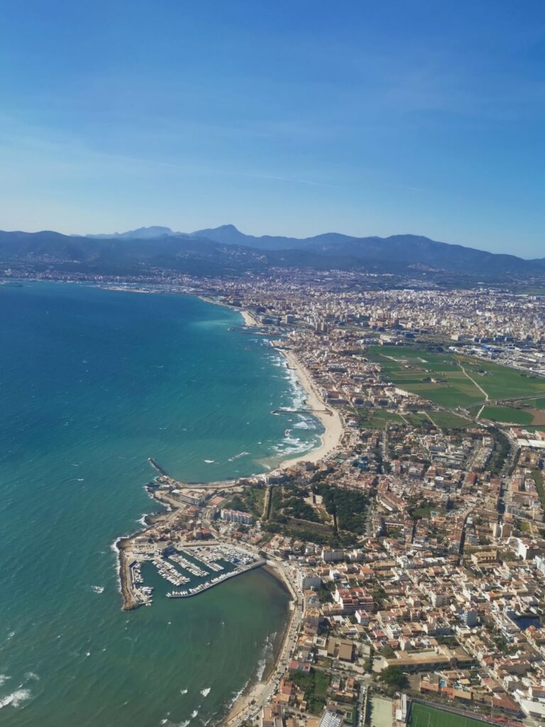 Blick aus Flugzeug auf Mallorca Küste und Meer