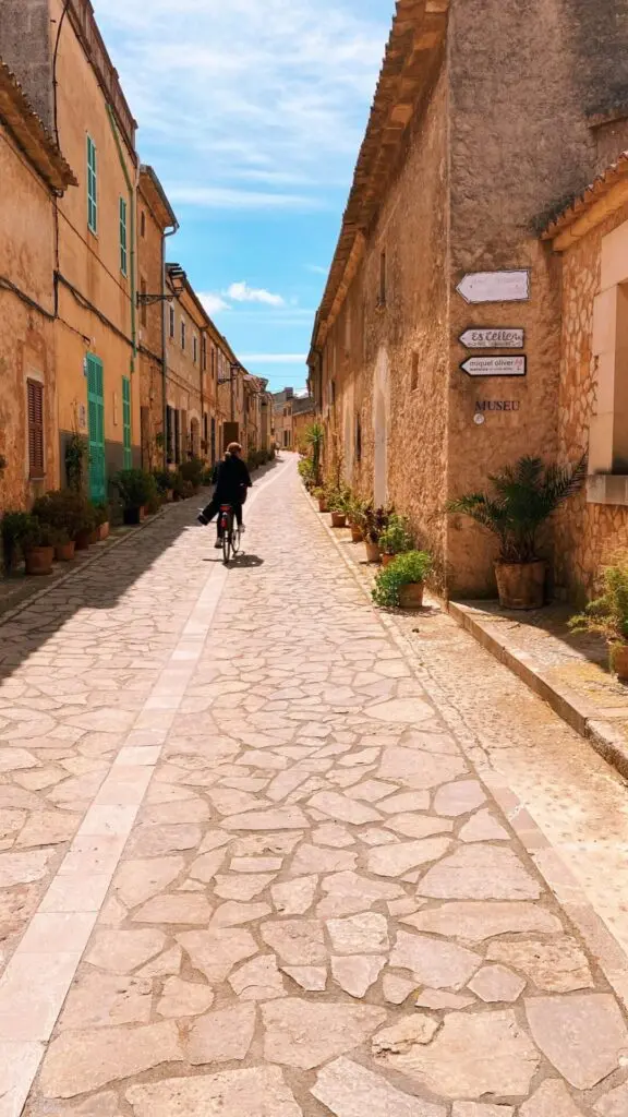 Bunte Gasse mit Steinboden  in Mallorca