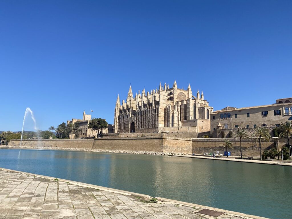 Kathedrale von Palma mit Brunnen