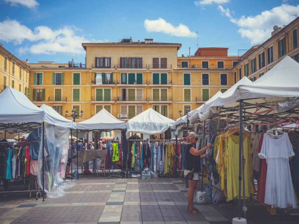 Verkaufsstände im Placa Major in Mallorca