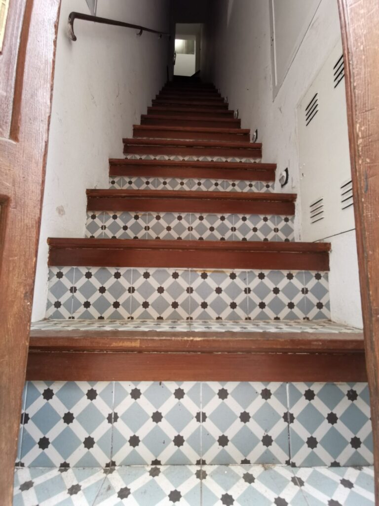 Bunter Treppenaufgang in Mallorca Zentrum