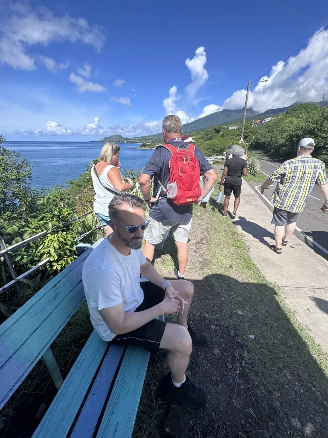 Touristen am Bloody Point Aussichtspunkt St. Kitts mit Meerblick