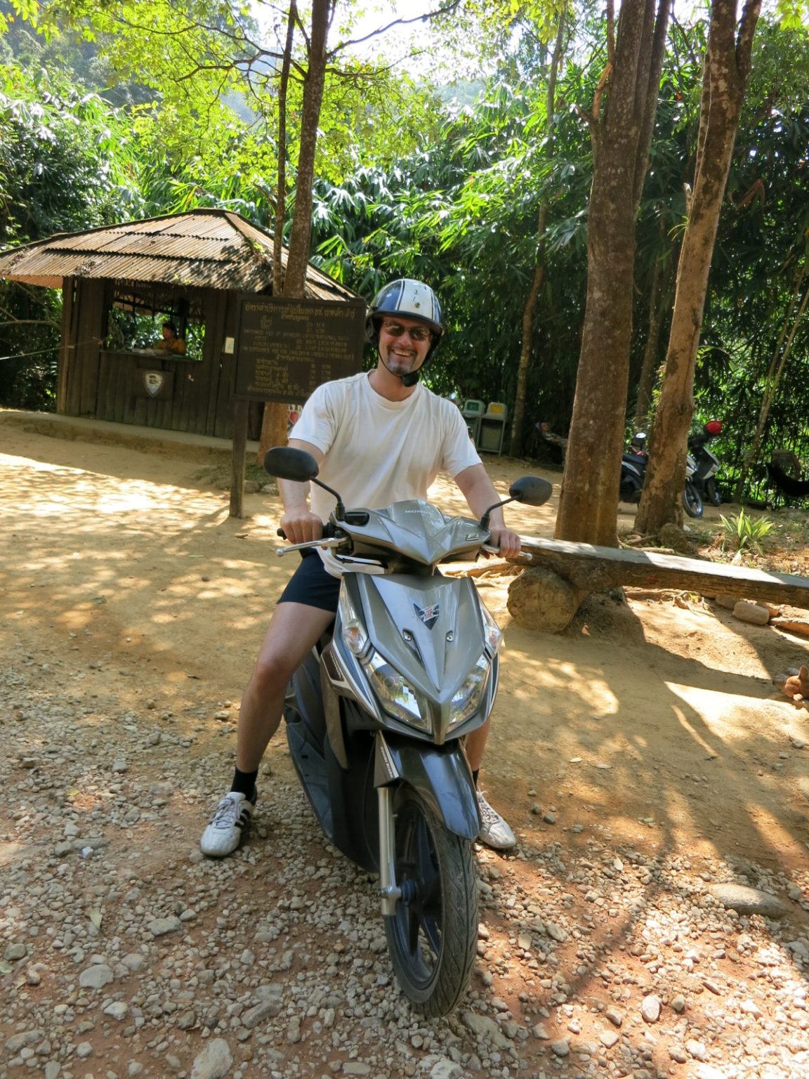 Mann auf Roller in Thailand