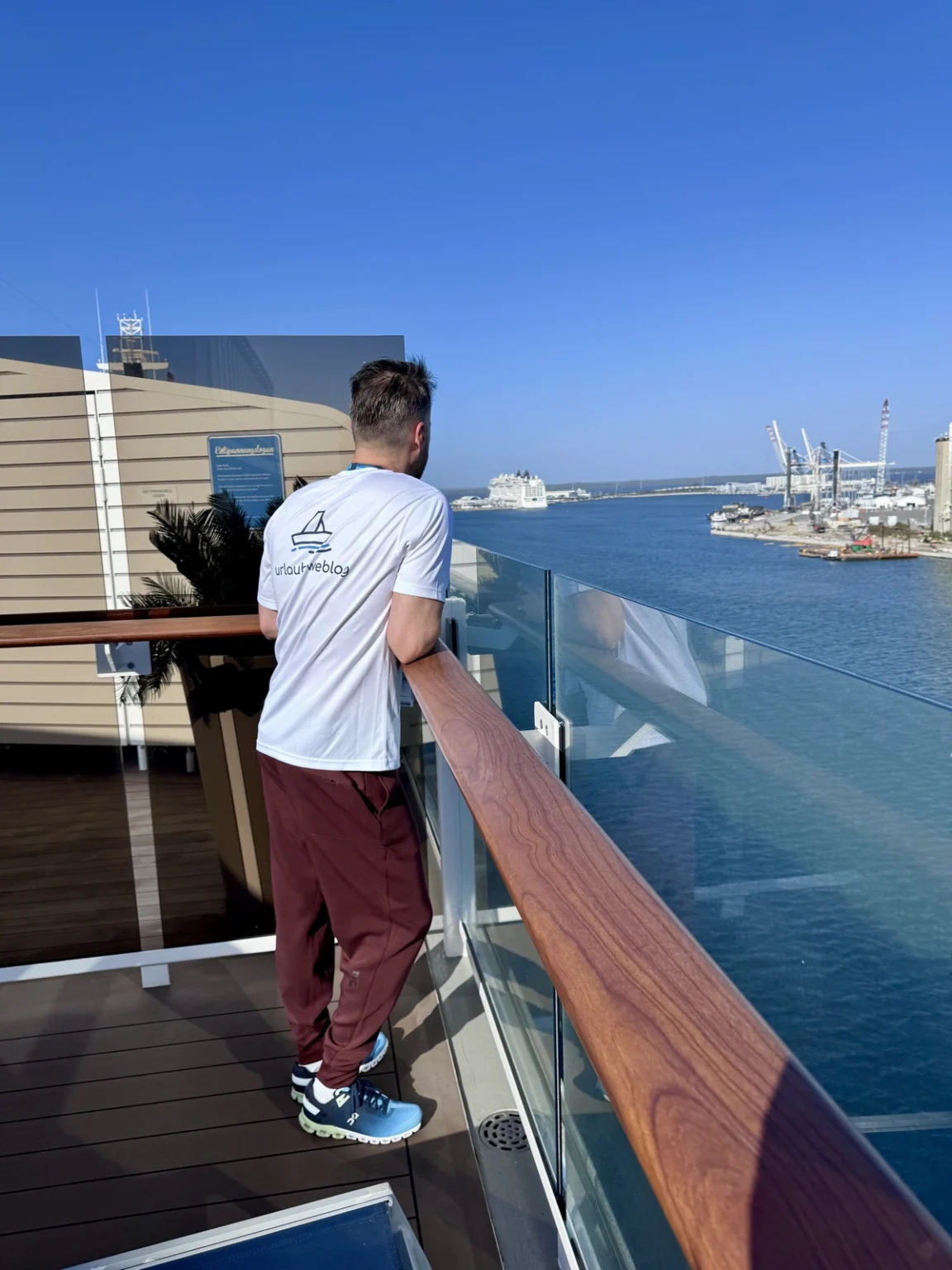 Mann mit Blick vom Kreuzfahrtschiff auf den Hafen von Port Canaveral